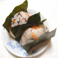 6/10の夜勤弁当
塩鮭と梅干しの混ぜ込みおにぎり🍙|卯月さん