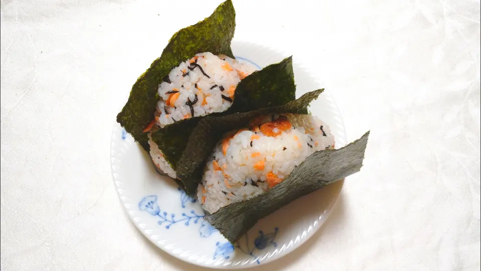 6/10の夜勤弁当
塩鮭と梅干しの混ぜ込みおにぎり🍙|卯月さん