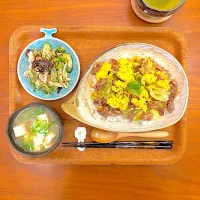 豚肉とキャベツのふわ卵中華丼のおぼんごはん|すずさん