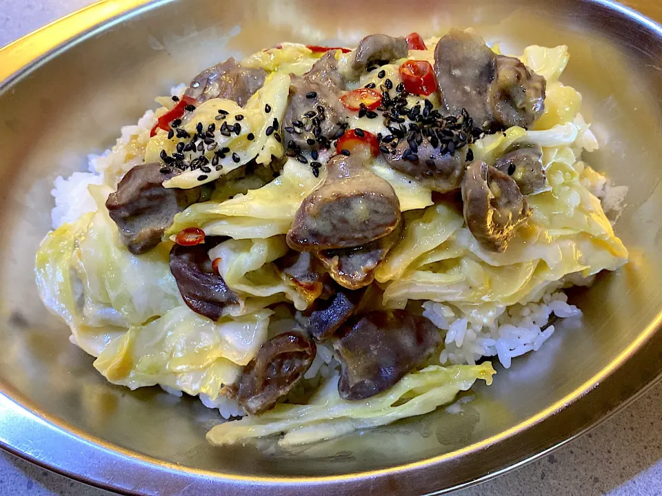 鶏ハツとキャベツの味噌マヨ丼|依神姉妹の節約レシピちゃんねるさん