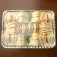 会社で大宴会①  昨日（6月10日）は会社でお祝いごとがあり、会議室で大宴会です。|なびさん
