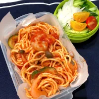 ズッキーニとエビのトマトパスタ、サラダ| きらきらさん