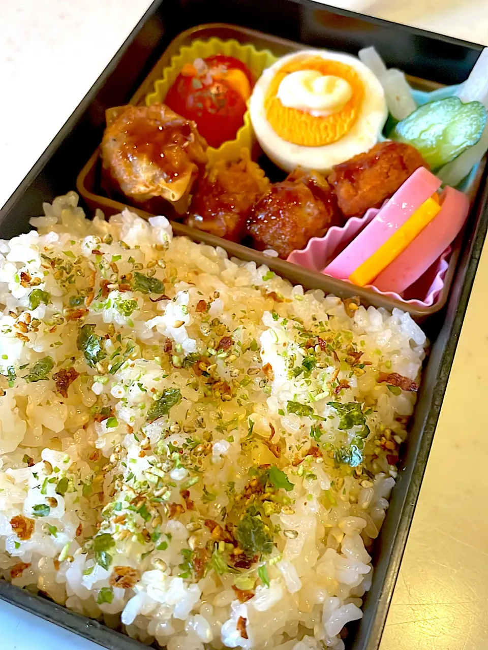 おっさん弁当　トマト　板東英二ハーフ　漬け物　揚げしゅうまい　揚げチーズ　チーカマ|ひげおやじさん