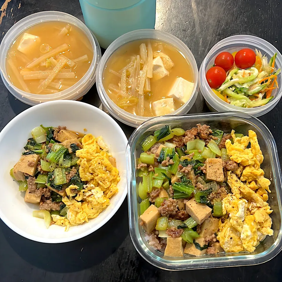 今日からは冷たい味噌汁とあったかご飯に変更。肉野菜炒め丼、卵、サラダ。|hanakoさん