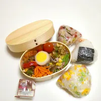 健ちゃん弁当　梅塩こんぶネギごま油おにぎり・鮭マヨおにぎり・卵枝豆ソーセージ白だしおにぎり・たこやき・絹さやとベーコンとシメジとコーンのバター炒め・人参しりしり・パプリカとピーマンとシメジ・味玉・カルビ肉(冷食)・プチトマト・プッチンプリンチョコ|森田実和さん