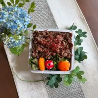 6/11❤︎ 主人の黒毛和牛の肉だけ牛丼弁当🌱
関東も梅雨入りしましたね☂️

＊黒毛和牛肉だけ牛丼
＊半熟たまご
＊海老寄せフライ
＊ちくわの磯辺揚げ
＊ほうれん草の胡麻和え|Makinsさん