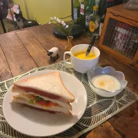 イチゴジャムとレタスとトマトのサンドイッチ|KEITAさん
