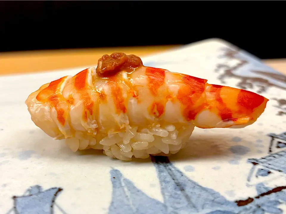 寿司コース🍣・⑩ エビ🦞 😋✨（上に乗ってるエビ味噌でめっちゃエビ味倍増⁉️笑）|山勝さん