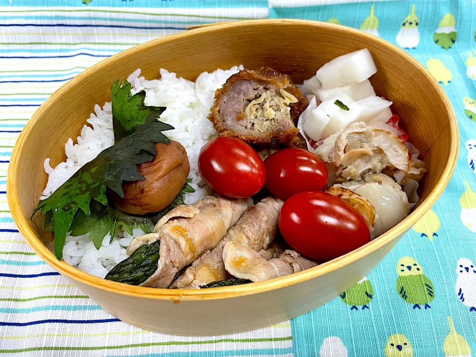 アスパラ豚肉巻、メンチカツ、焼きホタテ🍱|なお🅿️さん