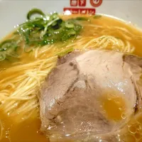 【6/14までの期間限定店舗】 
【完全キャッシュレス対応】
#新宿地下ラーメン
博多ラーメン専門店 
幸ちゃんラーメン from 福岡市
豚骨ラーメン (麺やわ、1,000円) 
＋替玉 (やわ、200円)
新宿小田急エース北館
25158
〈醤82塩25噌󠄀15タ5昆7出8F8冷7
混1〉|大脇さん