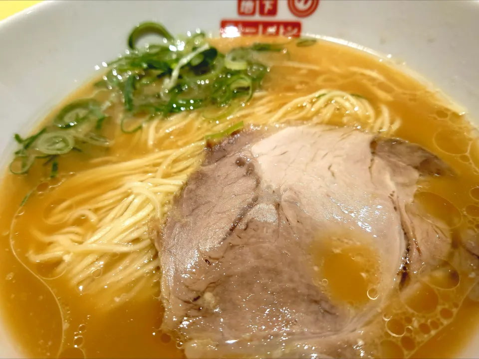 【6/14までの期間限定店舗】 
【完全キャッシュレス対応】
#新宿地下ラーメン
博多ラーメン専門店 
幸ちゃんラーメン from 福岡市
豚骨ラーメン (麺やわ、1,000円) 
＋替玉 (やわ、200円)
新宿小田急エース北館
25158
〈醤82塩25噌󠄀15タ5昆7出8F8冷7
混1〉|大脇さん