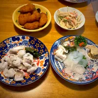 鱧の湯引きと、カワハギの刺身（肝付）と、チキンカツと、ごぼうとレンコンのサラダ|もえさん