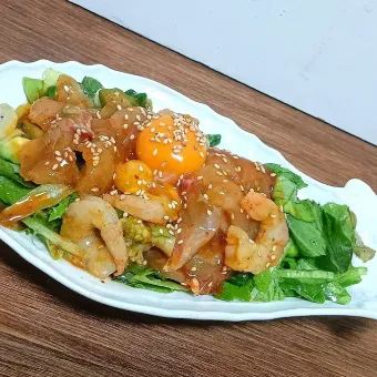 Snapdishの人気料理写真:【自作🎯】真鯛と海老の味噌ユッケ&12種類のサラダ（ユッケダレ3種類一挙まとめ公開✨）🍻🍷
