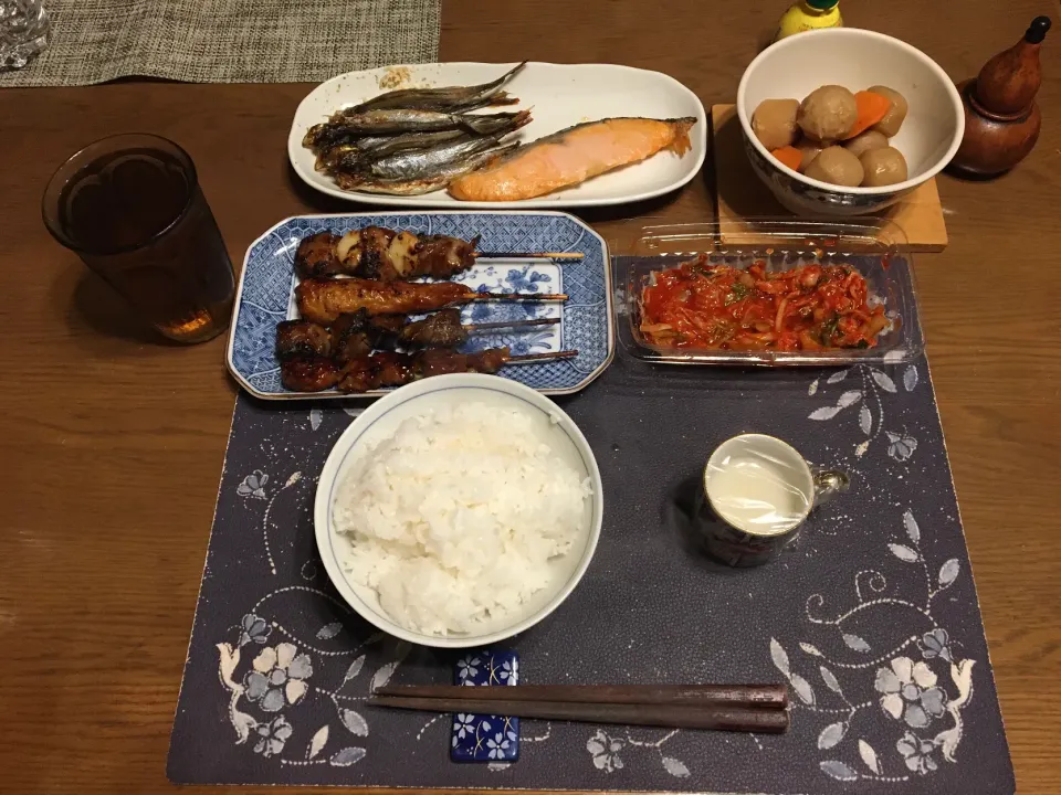 ご飯、キムチ、六条麦茶、手作り牛乳ゼリー、樺太子持ちししゃもと銀鮭塩焼き、鳥もも肉&ニンニク串,鳥つくね串,鳥レバー串,ネギま串、レンチンして温めた里芋の煮物(夕飯)|enarinさん