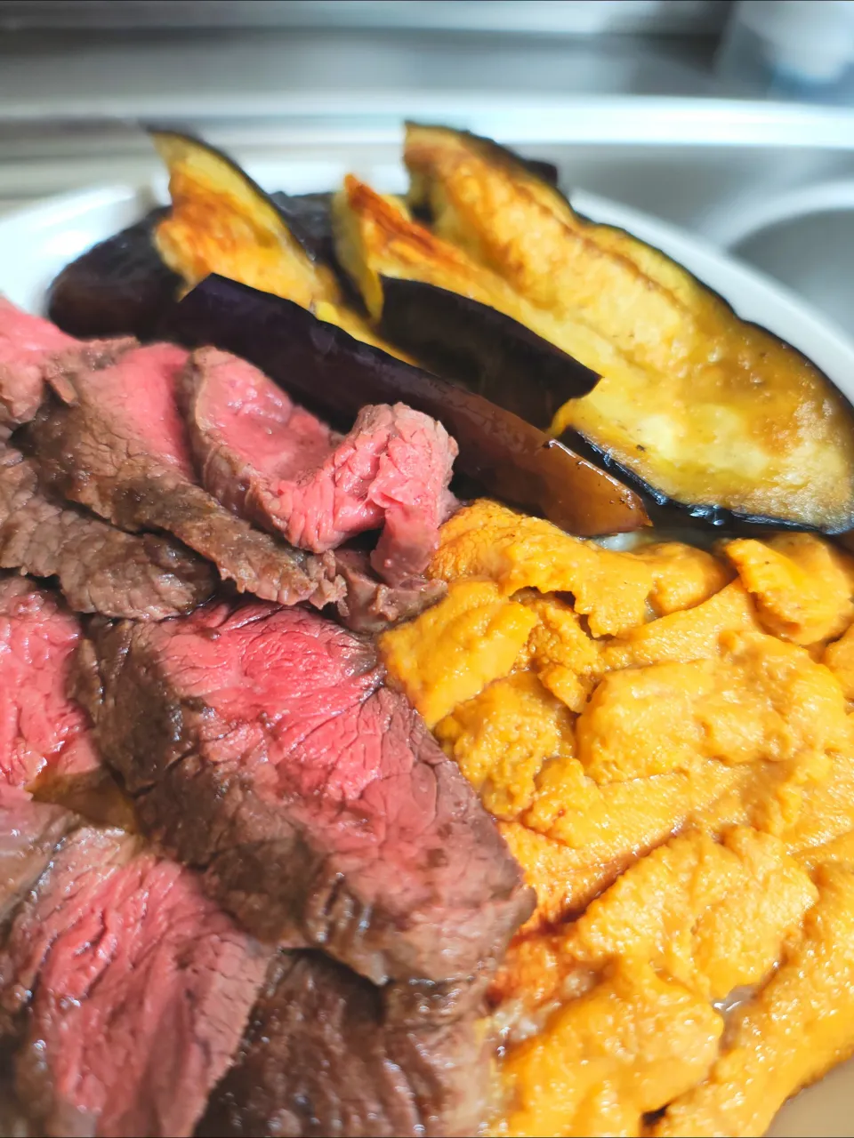 出汁醤油付けナスの焼き浸し、牛ヒレたたき風、ウニのせ丼だあよっ!!|時雨さん