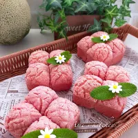 キュートないちごメロンパン☺️🍓|あみさん