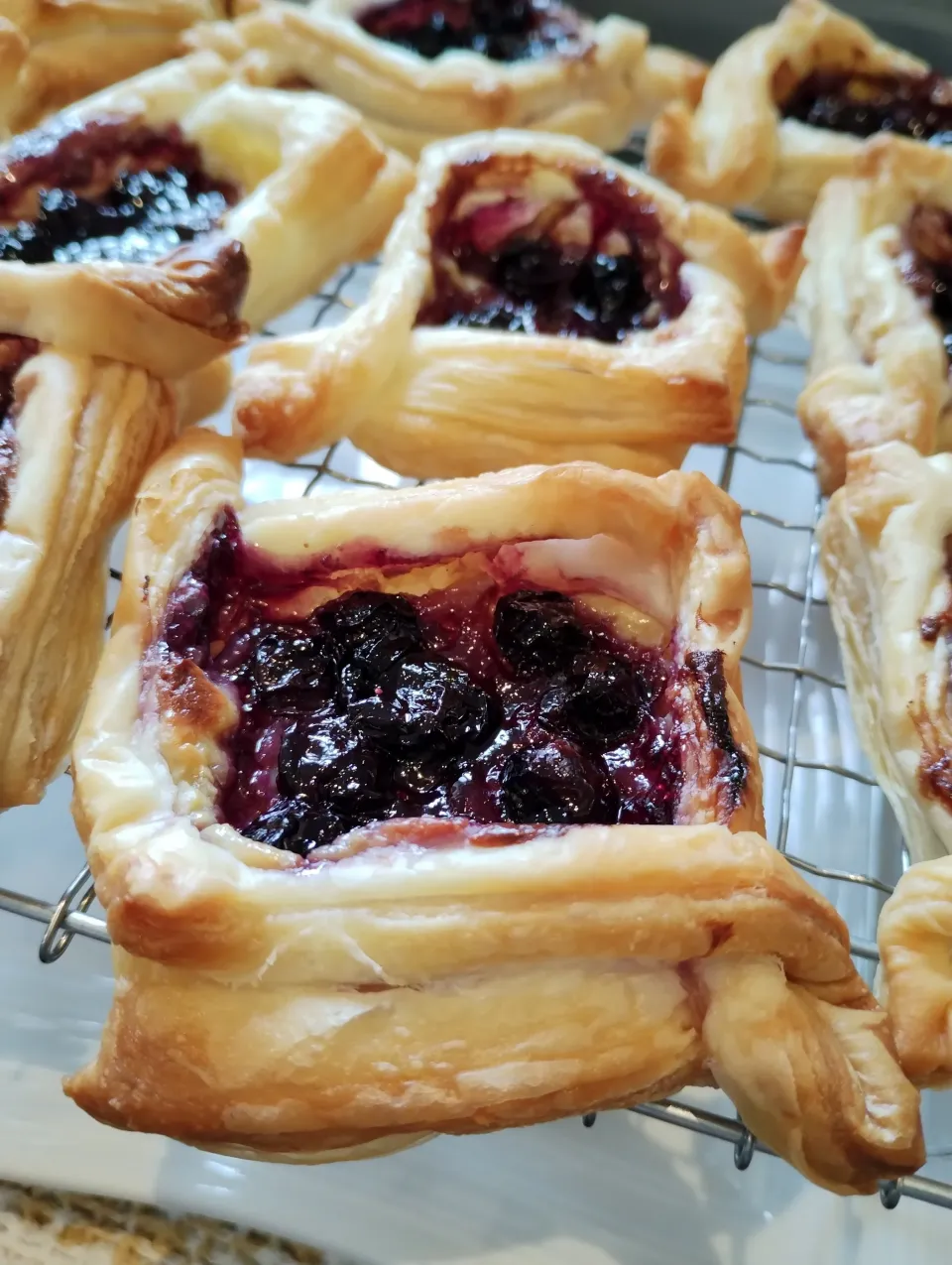 Mini Blueberry Pies ミニブルーベリーパイ|Reiko Momさん