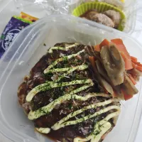 ☆高校生弁当☆母の怒り。米高いのに、残してきたから、米なし弁当。野菜たっぷりえびお好み焼き、金平牛蒡、カニカマ卵焼き、レバー入りミートボール、蒟蒻ゼリー|ｼｮｺﾗさん