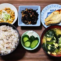 今日の朝ごはん（十六穀ごはんにコモンフグの西京漬、ひじき煮、納豆、小松菜とわかめと卵のみそ汁、かぶときゅうり漬）|Mars＠釜飯作り研究中さん