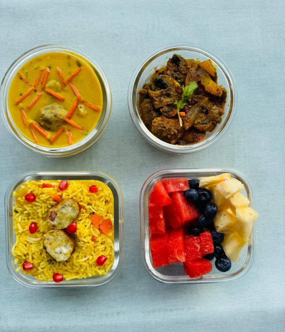 A Simple Lunch Box with Rice, Gram flour Curry,fruit and Mushroom Saute|AN72さん