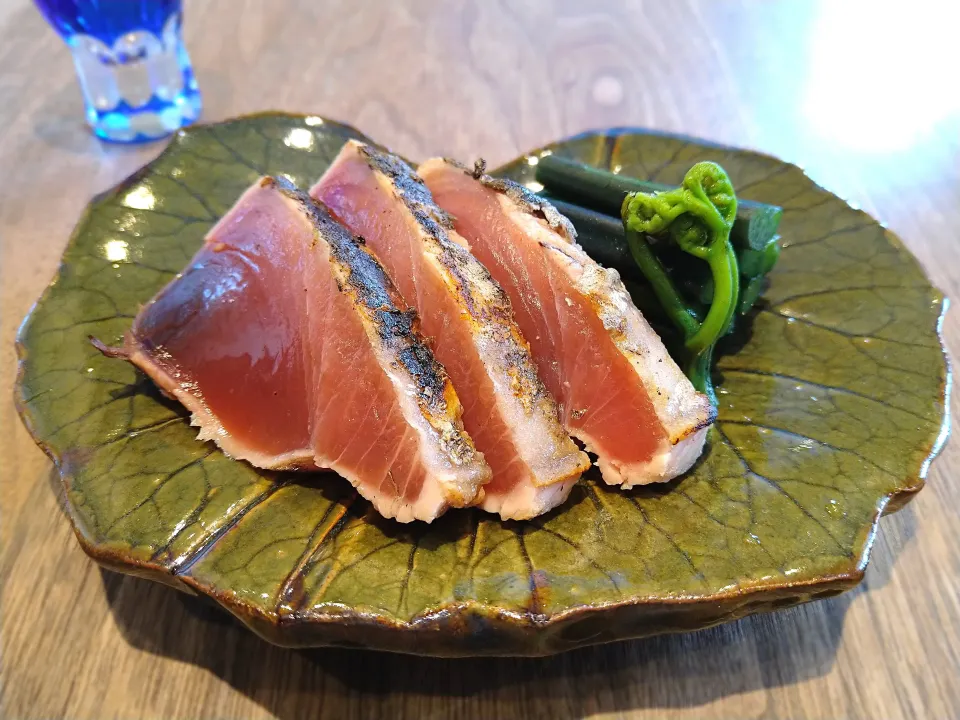 鰹のたたきとわらび|古尾谷りかこさん