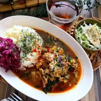 キャベツの芯と春菊とひき肉のスパイシーカレー