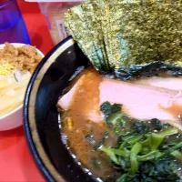 【2023年10月創業】 
横濱家系ラーメン 野中家 
ミニラーメン (麺やわらかめ/
味凄くうすめ/油少なめ、750円) 
＋のり (5枚、150円) 
＋ライス2杯 (食い放題、150円) 
＋裏かっぱ (胡瓜の漬物とコマチャー
を豆板醤で和えたもの、無料)
＠大塚4分 
(JR板橋駅から徒歩28分)
25159
〈醤83塩25噌󠄀15タ5昆7出8F8冷7
混1〉
