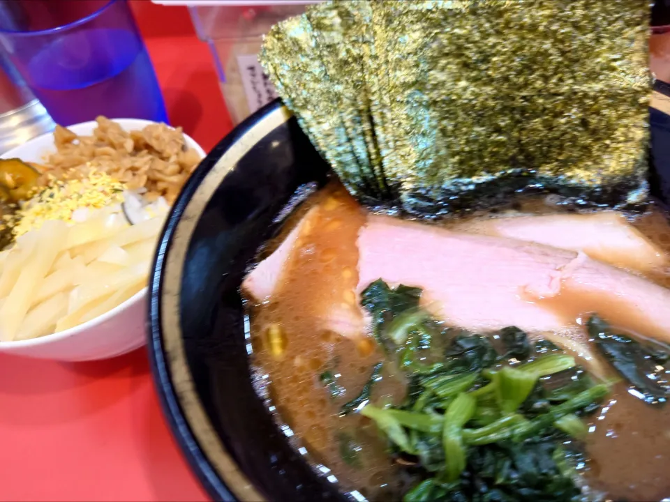 【2023年10月創業】 
横濱家系ラーメン 野中家 
ミニラーメン (麺やわらかめ/
味凄くうすめ/油少なめ、750円) 
＋のり (5枚、150円) 
＋ライス2杯 (食い放題、150円) 
＋裏かっぱ (胡瓜の漬物とコマチャー
を豆板醤で和えたもの、無料)
＠大塚4分 
(JR板橋駅から徒歩28分)
25159
〈醤83塩25噌󠄀15タ5昆7出8F8冷7
混1〉
|大脇さん