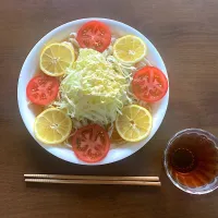 冷やしサラダきしめん　ダイエットメニュー第２弾　レモンは皮ごといただきます。苦いけど美味しいです。キャベツの上にはマヨネーズをかけます。麺つゆとマヨネーズがよく合うんです。ボクがマヨラーだからかなあ？|なびさん