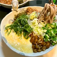 ネバネバ大会！
納豆、めかぶ、オクラ、卵の黄身を混ぜた大和芋になめこで。
蕎麦はシコシコの山形の板そば用の乾麺で(茹で時間10分)|Takeshi  Nagakiさん