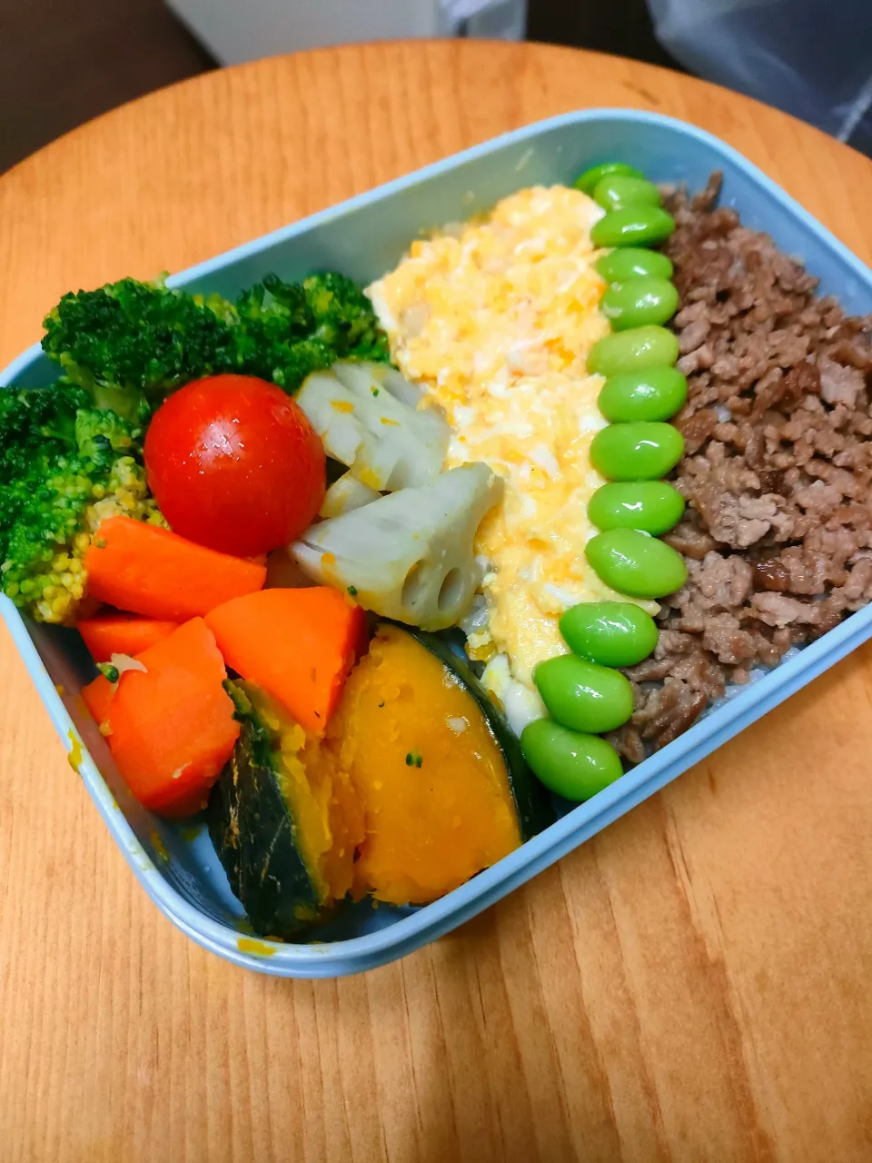 そぼろごはんと蒸し野菜|アボカド🥑さん