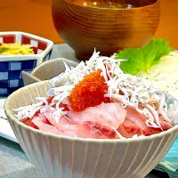 夕飯からの一コマ。ふと、横を見たら、＂丼＂になってた。酢飯でも無いし、むしろ炊き立てだったが・・・