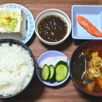 今日の朝ごはん（ごはんは仁井田米ひのひかり、辛子明太子、もずく酢、冷奴、ぶりのあら汁（赤だし）、かぶときゅうり漬）|Mars＠釜飯作り研究中さん