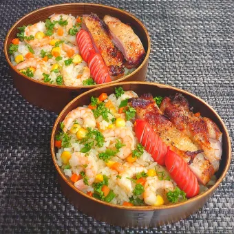 Snapdishの人気料理写真:母とムスコのラブラブおソロ♪野菜たっぷり海老ピラフ弁当