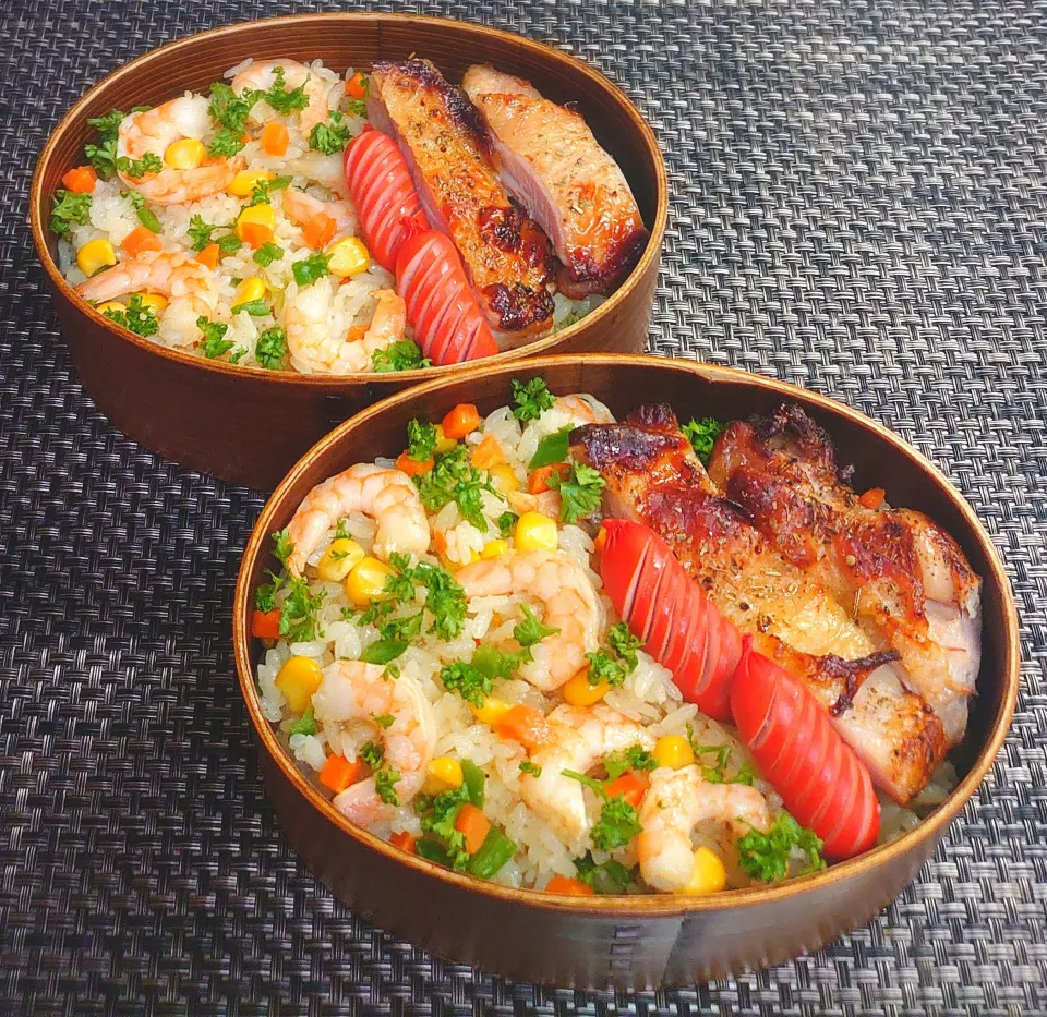 母とムスコのラブラブおソロ♪野菜たっぷり海老ピラフ弁当|からあげビールさん