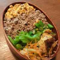 三色丼弁当| まきごろうさん