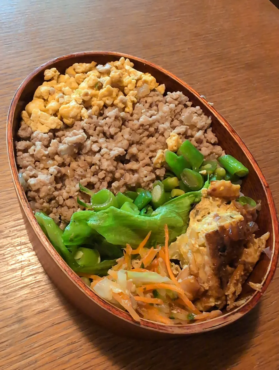 三色丼弁当|まきごろうさん