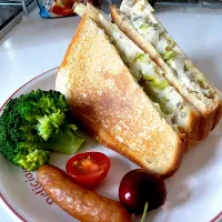 サバ缶レタスのホットサンド