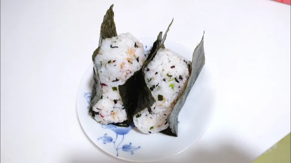 6/12の夜勤弁当
青菜とひじきの混ぜ込みおにぎり🍙|卯月さん