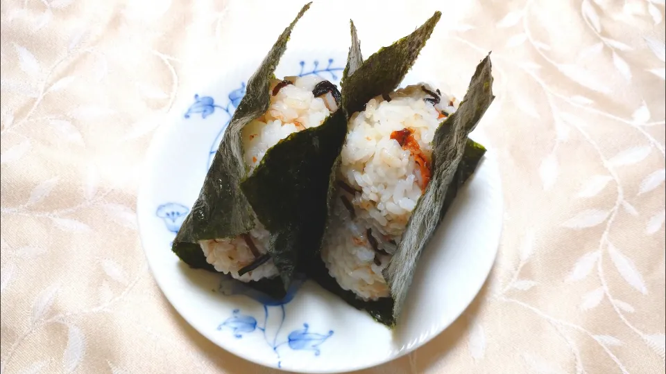 6/11の夜勤弁当
梅干しと塩昆布、鰹節の混ぜ込みおにぎり🍙|卯月さん
