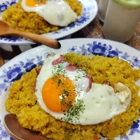 ドライカレーベーコンエッグ乗せlunchです✨