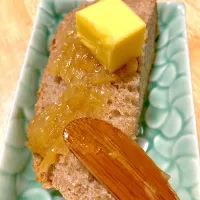 ライ麦食パンに梅ジャムとニュージーランドバター😍|さくたえさん