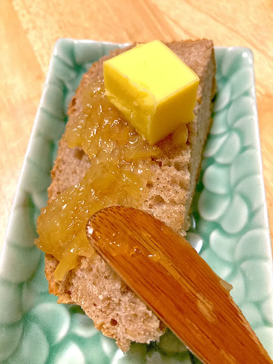 ライ麦食パンに梅ジャムとニュージーランドバター😍|さくたえさん