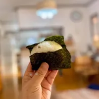 「メシの友deおにぎり」🍙
ニンジン葉とチリメンジャコの油炒めを入れた オニギリ(^^)
常備菜と豚汁を添えて 昼ごはん💦|ばくあんしゃさん