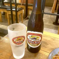瓶ビール3本目はキリンラガー。日月火の暴飲暴食で２.4キロ体重が増え、水木のダイエットメニューで０.8キロ減らしましたが、今日また増えちゃうなあ💦（実況中継終了）|なびさん