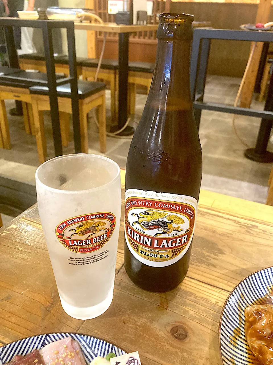 瓶ビール3本目はキリンラガー。日月火の暴飲暴食で２.4キロ体重が増え、水木のダイエットメニューで０.8キロ減らしましたが、今日また増えちゃうなあ💦（実況中継終了）|なびさん