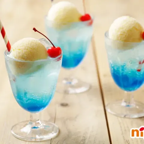 「ニップン　めちゃラクアイスの素　バニラ風味（期間限定）」を使ってみたSnapdishの料理・レシピ写真:カスタードバニラアイスのクリームソーダ