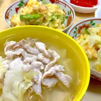 豚塩ラーメン&鮭レタスチャーハン＆トマト| なおさん