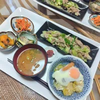 豚とキャベツの塩炒め定食です✨|rikako♪。.:＊さん