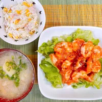 エビチリ丼♡コールスロー♡お味噌汁♡| まゆかさん